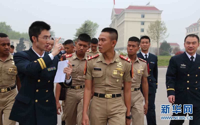 印尼海军学员参观我海军潜艇学院